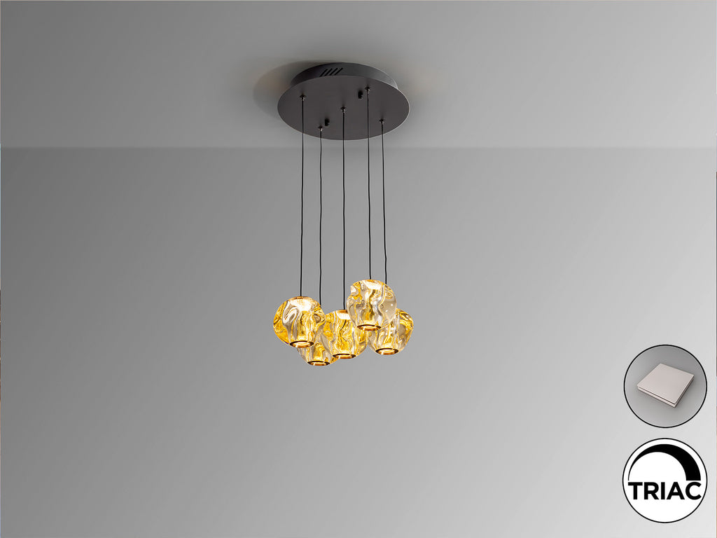 Lámpara Zaria 5 luces Schuller 501989 - Detalle de la elegante combinación negro mate y bronce con tulipa de acrílico ámbar. Iluminación LED 21W, 1304 lm, 3000K. Incluye driver TRIAC y sistema de regulación. LuzGurú.
