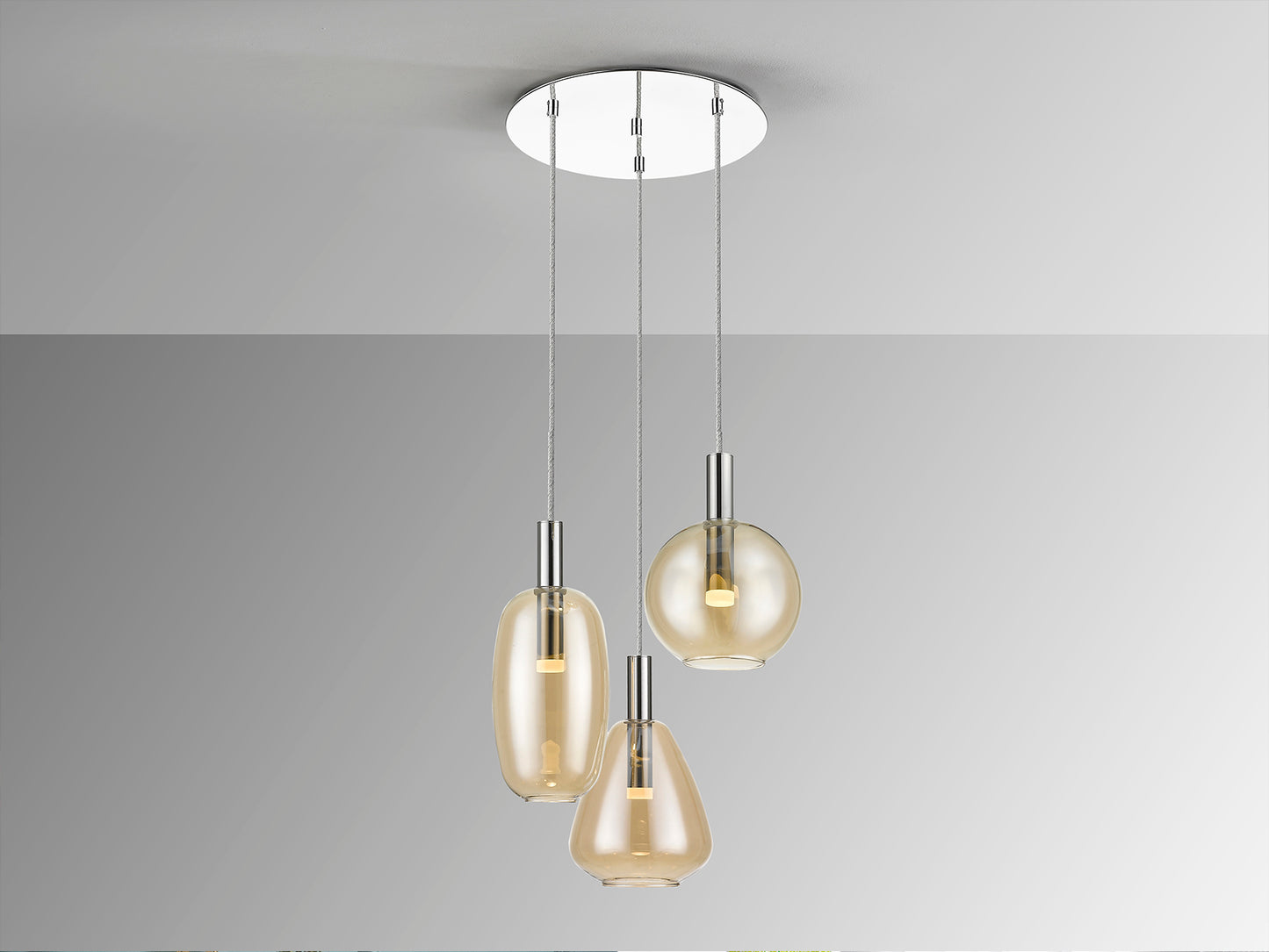 Lámpara Nara 3 luces cromada Schuller i3 (Ref. 561036) - Detalles de cristal ámbar, acrílico opal y metal.  Altura regulable 50-200cm. 15W LED, 1350 lúmenes, 3000K.

