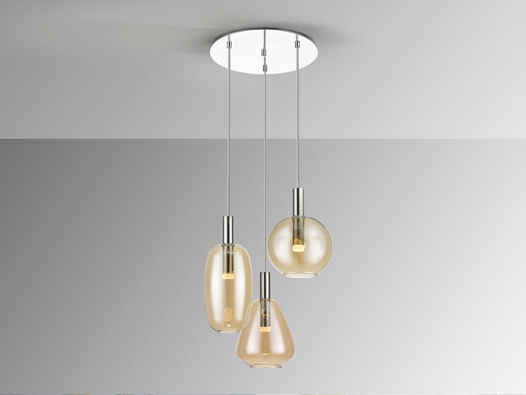 Lámpara Nara 3 luces cromada Schuller i3 (Ref. 561036) - Detalles de cristal ámbar, acrílico opal y metal.  Altura regulable 50-200cm. 15W LED, 1350 lúmenes, 3000K.
