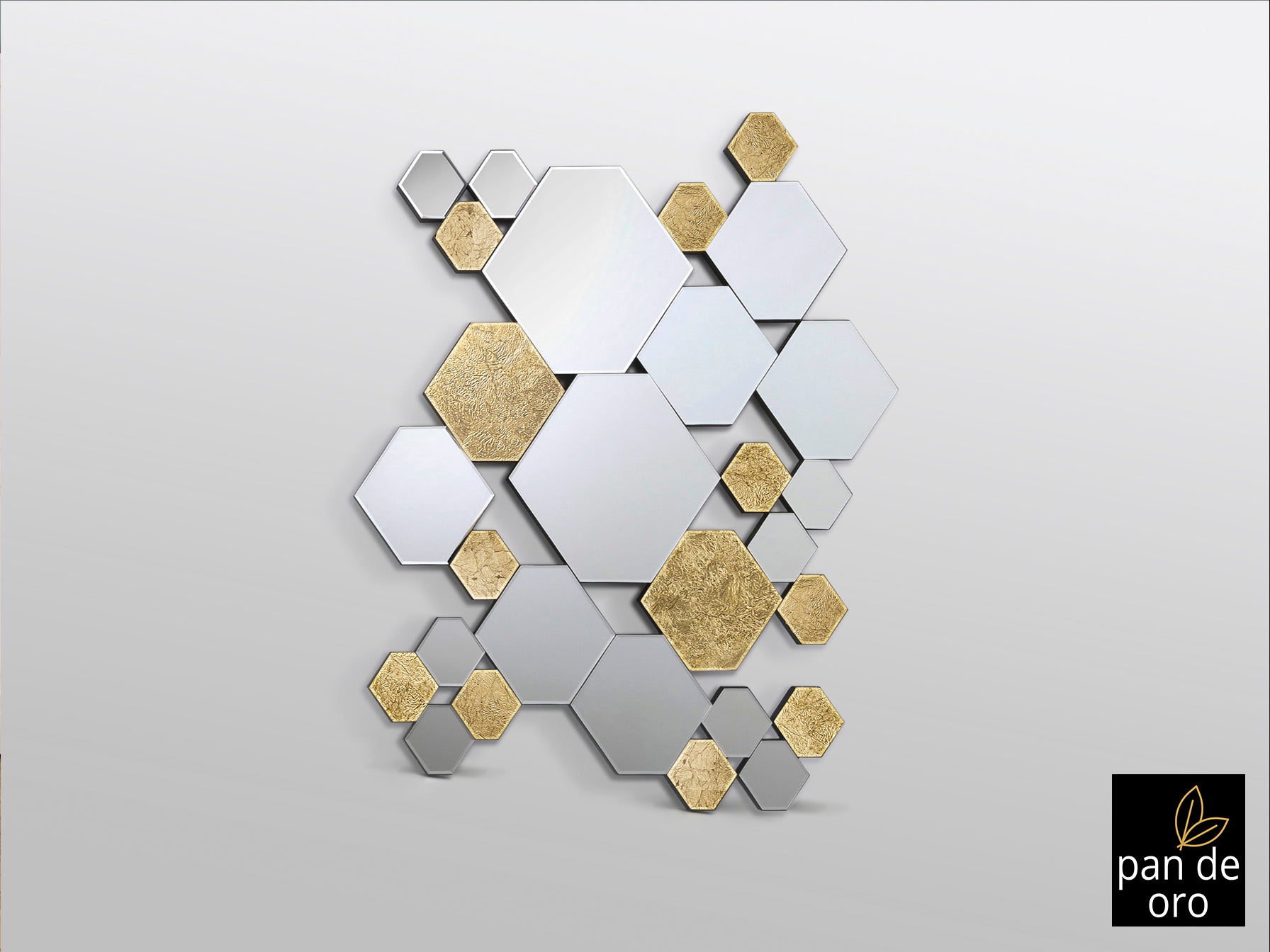 Espejo Nadia Pan de Oro SCHULLER - Ref. 521192. Detalle de hexágonos biselados de cristal y lunas con fondo pan de oro.  Diseño moderno,  colgable horizontal o vertical.  Colección Nadia.
