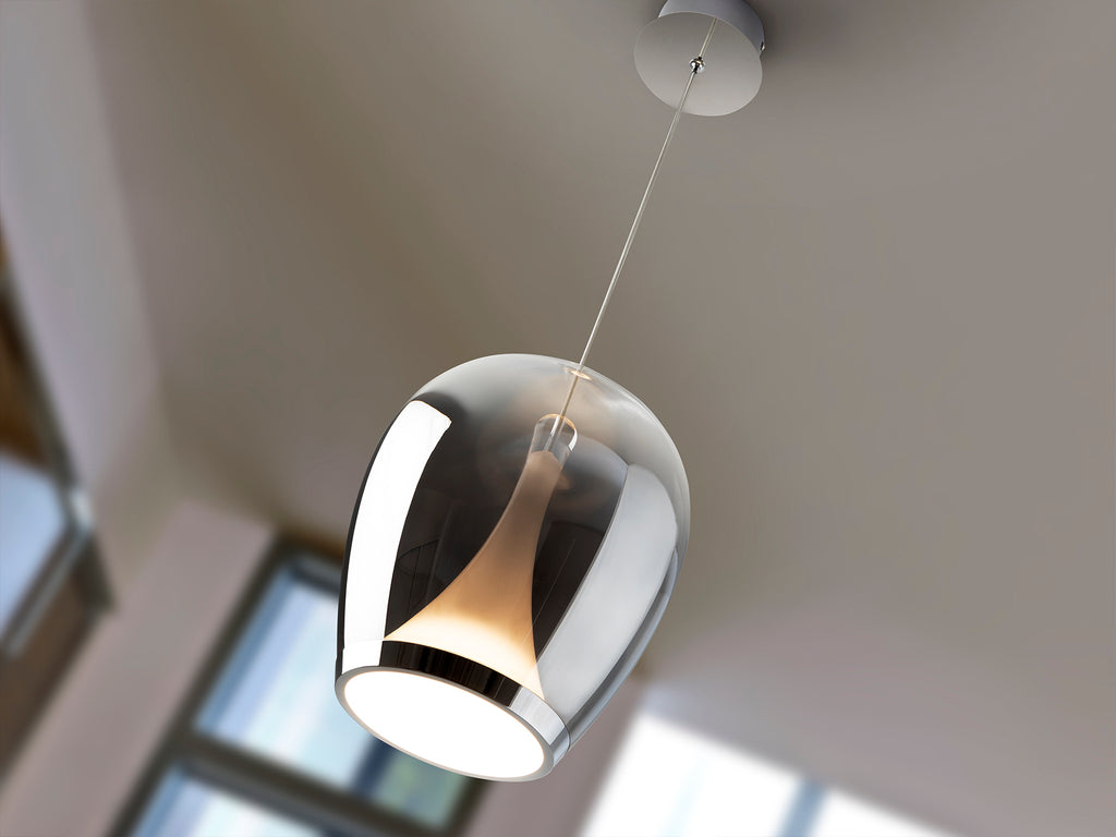 Lámpara Suspiro Cromado/Smoke Schuller 724517 - Detalle de la tulipa de cristal soplado degradado y estructura cromada. Iluminación LED 20W, 1200lm, 3000K. Altura regulable 45-180cm, diámetro 25cm.

