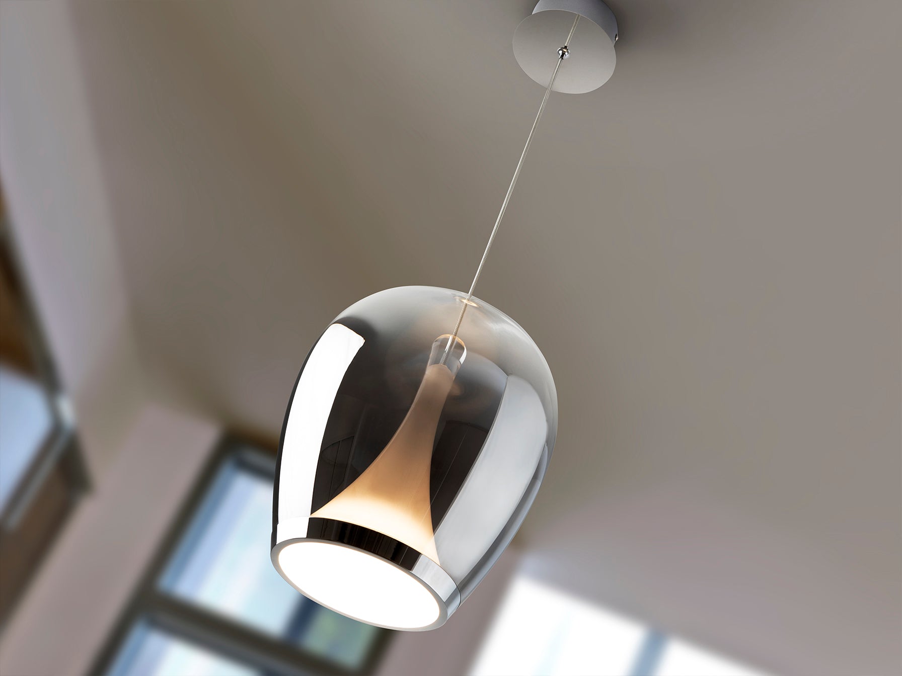 Lámpara Suspiro Cromado/Smoke Schuller 724517 - Detalle de la tulipa de cristal soplado degradado y estructura cromada. Iluminación LED 20W, 1200lm, 3000K. Altura regulable 45-180cm, diámetro 25cm.
