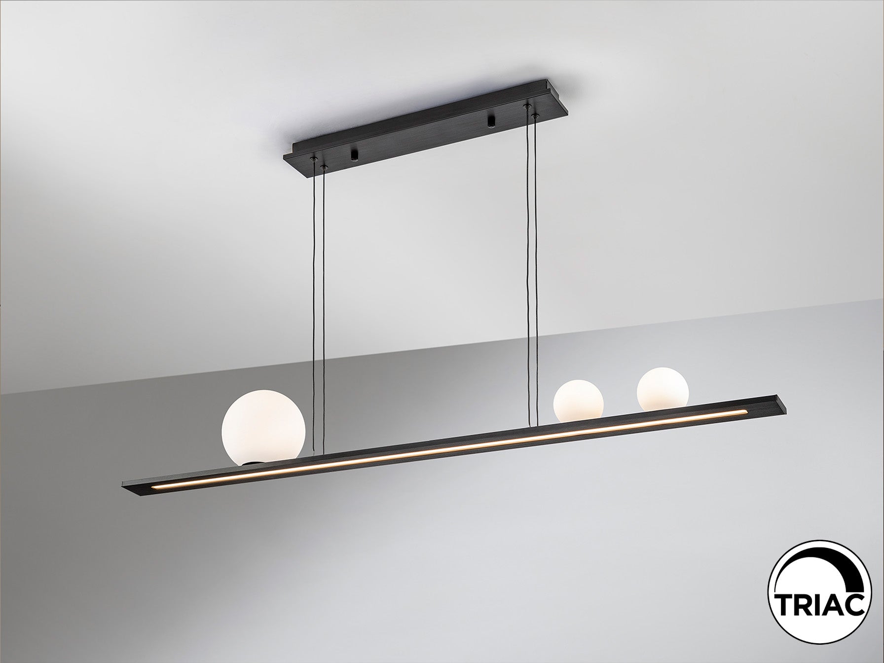 Lámpara Mila Negra Schuller 504324 - Detalle de la elegante lámpara de aluminio cepillado negro con 3 tulipas de cristal blanco matizado. Iluminación LED 31W, 1204 lm, 3000K.
