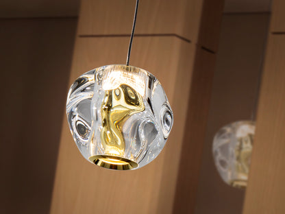 Lámpara Zaria Negra y Dorada Schuller - Detalle de la Ref. 502160.  Acabado negro mate con detalles dorados, tulipa acrílica transparente. Iluminación LED 4.2W, 294 lm, 3000K.
