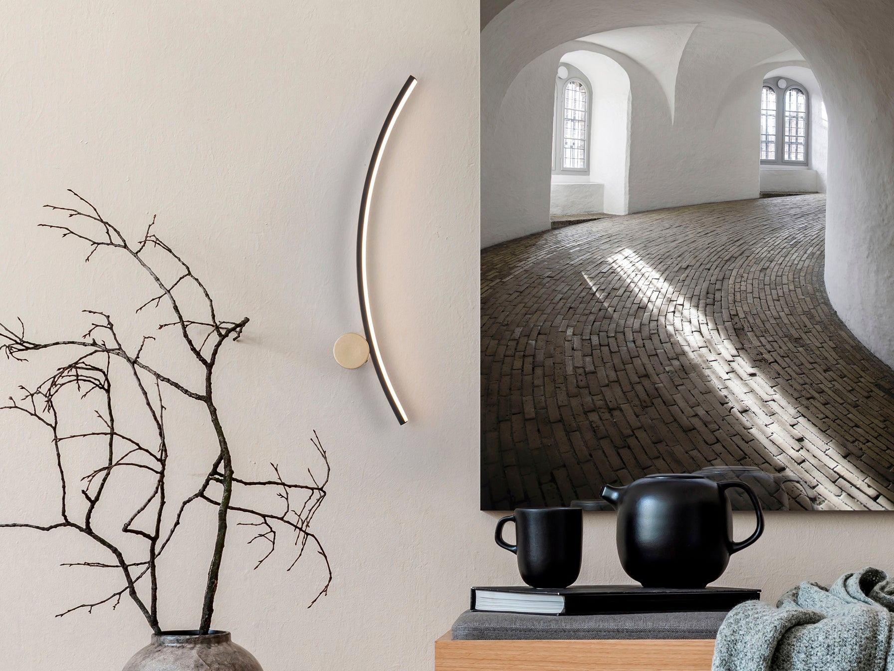 Aplique Moderno Negro y Oro - Schuller Smile | luzguru.com