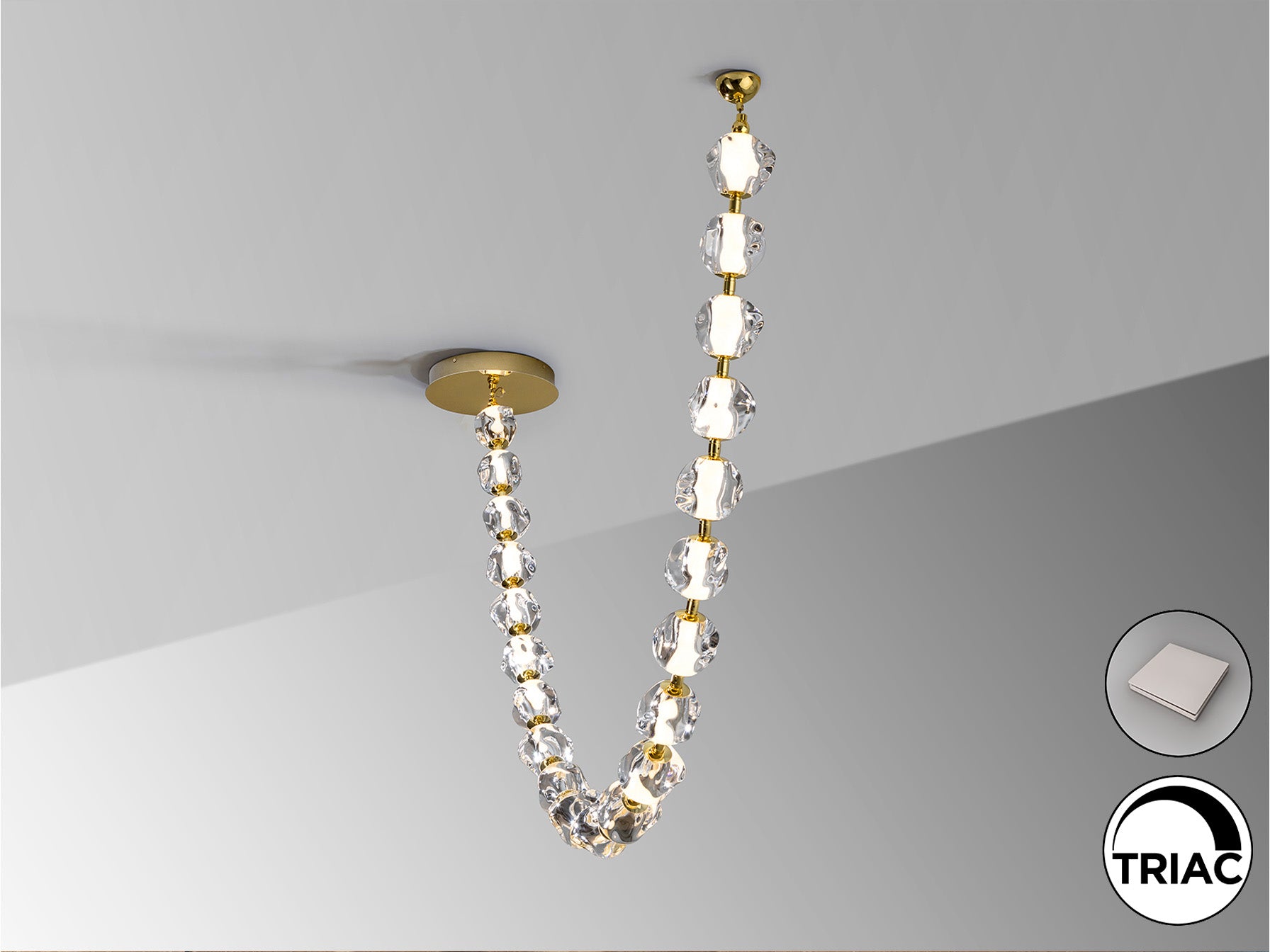 Lámpara Zaria II LED dorada de Schuller (Ref. 448796). Detalle de sus 21 tulipas de acrílico transparente y acabado metálico dorado. Iluminación de alta gama, 7129 lm, 75.5W, 3000K, regulable. LuzGurú.
