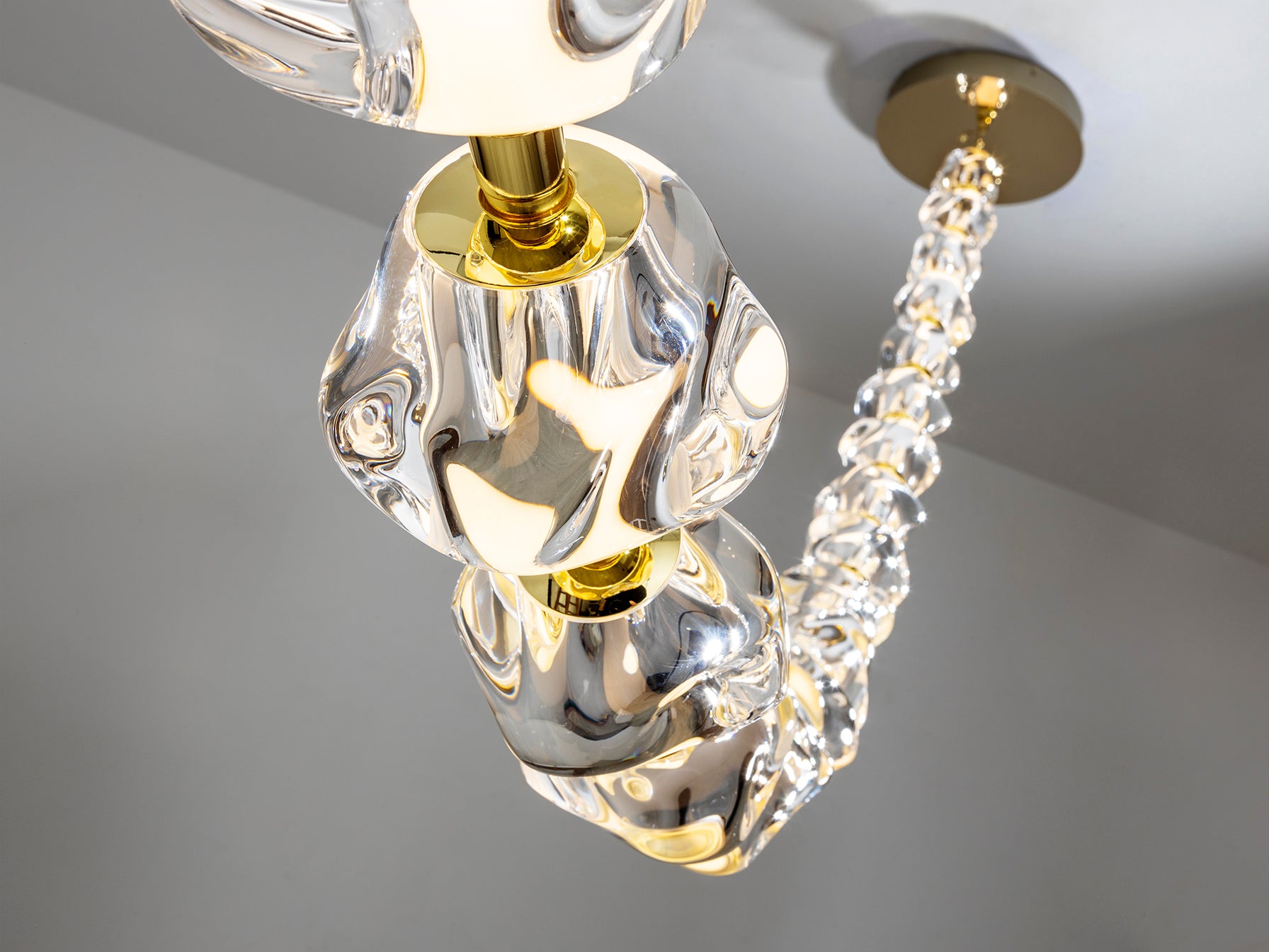 Lámpara Zaria II dorada Schuller - Detalle de la lámpara de metal y 29 tulipas de acrílico transparente (Ref. 448925). Iluminación LED 105W, 3000K, 8704 lúmenes. Incluye driver TRIAC y sistema de regulación.
