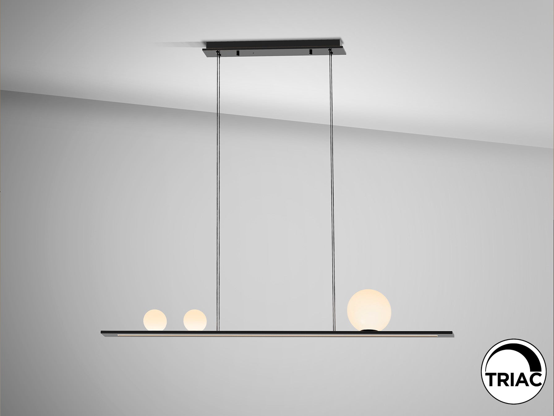 Lámpara Mila Negra Schuller 504324 - Detalle de la elegante lámpara de aluminio cepillado negro con 3 tulipas de cristal blanco matizado. Iluminación LED 31W, 1204 lm, 3000K.
