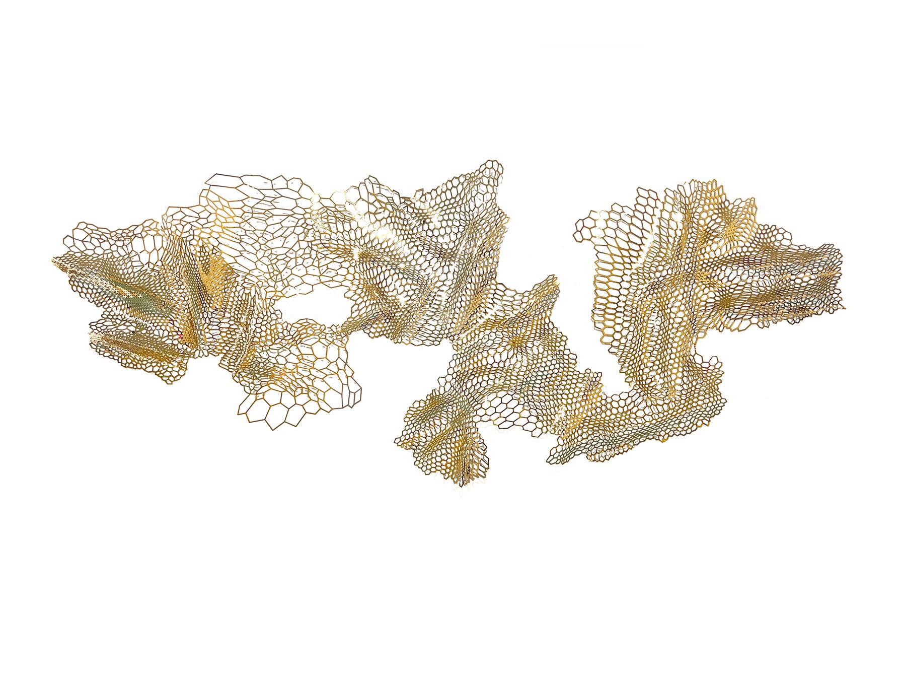 Escultura de pared Drako dorada SCHULLER - Detalle de la malla geométrica perforada en acero inoxidable. Ref. 589536.  LUZGURÚ.
