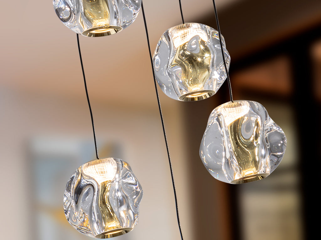 Lámpara Zaria 5 luces dorada Schuller 501965 - Detalle de la elegante lámpara de metal negro mate con detalles dorados y tulipas de acrílico transparente. Iluminación LED 21W, 1456lm, 3000K.  Incluye driver TRIAC y sistema de regulación de intensidad.
