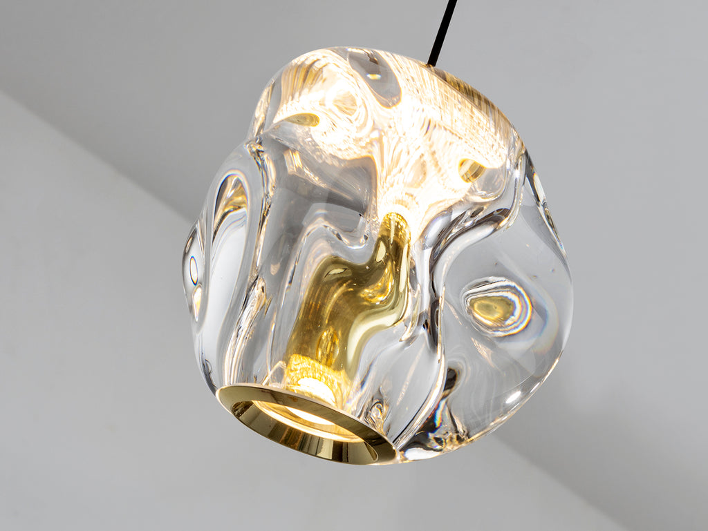 Lámpara Schuller Zaria 5 luces dorada - Detalle de acabado negro mate, tulipas de acrílico transparente y detalles dorados. Ref. 501965. Iluminación LED 21W, 1456 lm, 3000K. LuzGURÚ.
