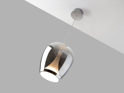 Lámpara colgante Suspiro de Schuller (Ref. 724517), cromada con tulipa de cristal soplado smoke degradado.  20W LED, 1200 lm, 3000K. Altura regulable 45-180cm, diámetro 25cm. Iluminación elegante y eficiente.
