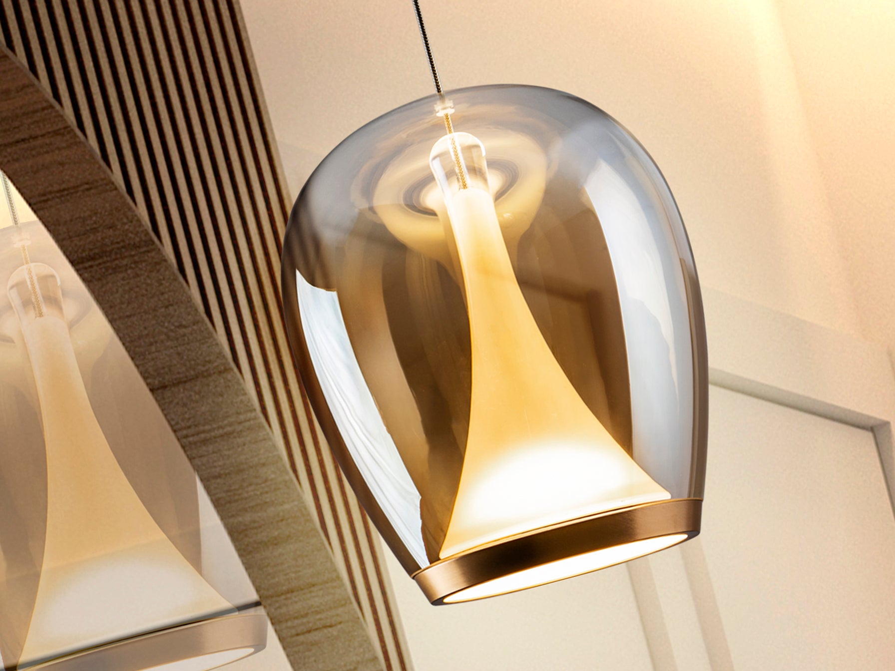 Lámpara Suspiro Dorado SCHULLER 724524 - Detalle de la elegante lámpara de suspensión con tulipa de cristal ámbar y estructura dorada, diseño regulable en altura (45-180cm), 25cm diámetro. Iluminación cálida 3000K, 20W LED, 1200lm.
