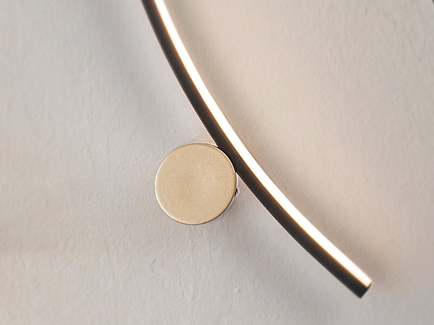 Aplique Moderno Negro y Oro - Schuller Smile | luzguru.com