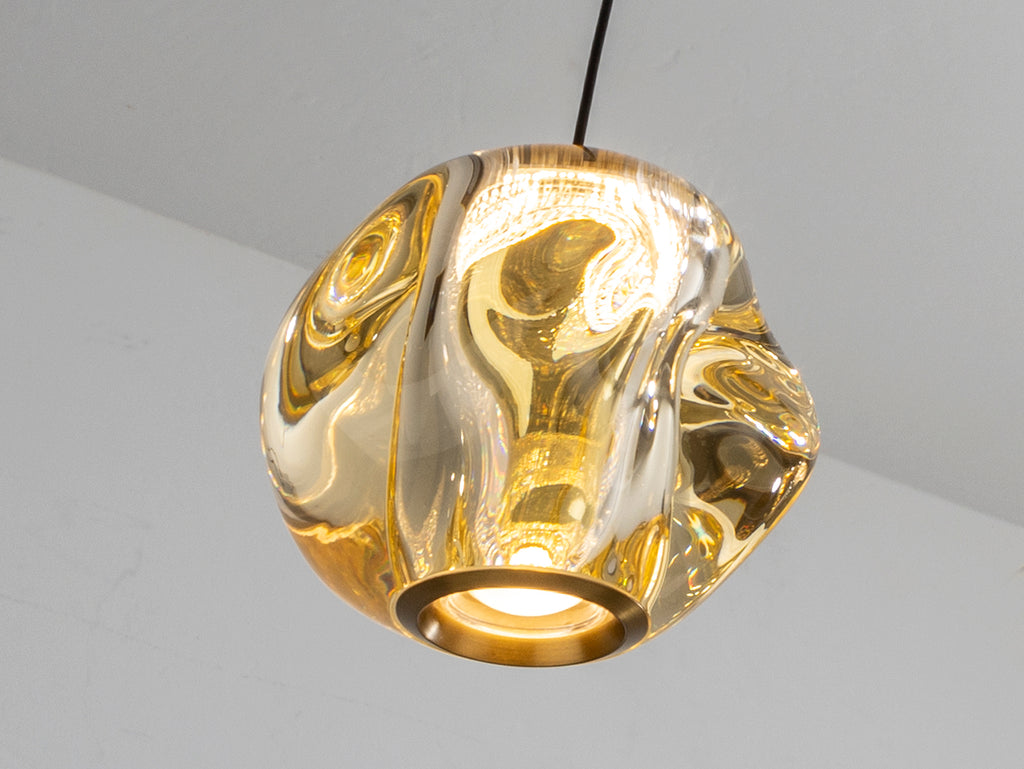 Lámpara Zaria 5 luces Schuller 501989 - Detalle de la elegante combinación de metal negro mate, detalles en bronce y tulipa de acrílico ámbar. Iluminación LED 21W, 1304 lm, 3000K. Incluye driver TRIAC y sistema de regulación de intensidad.
