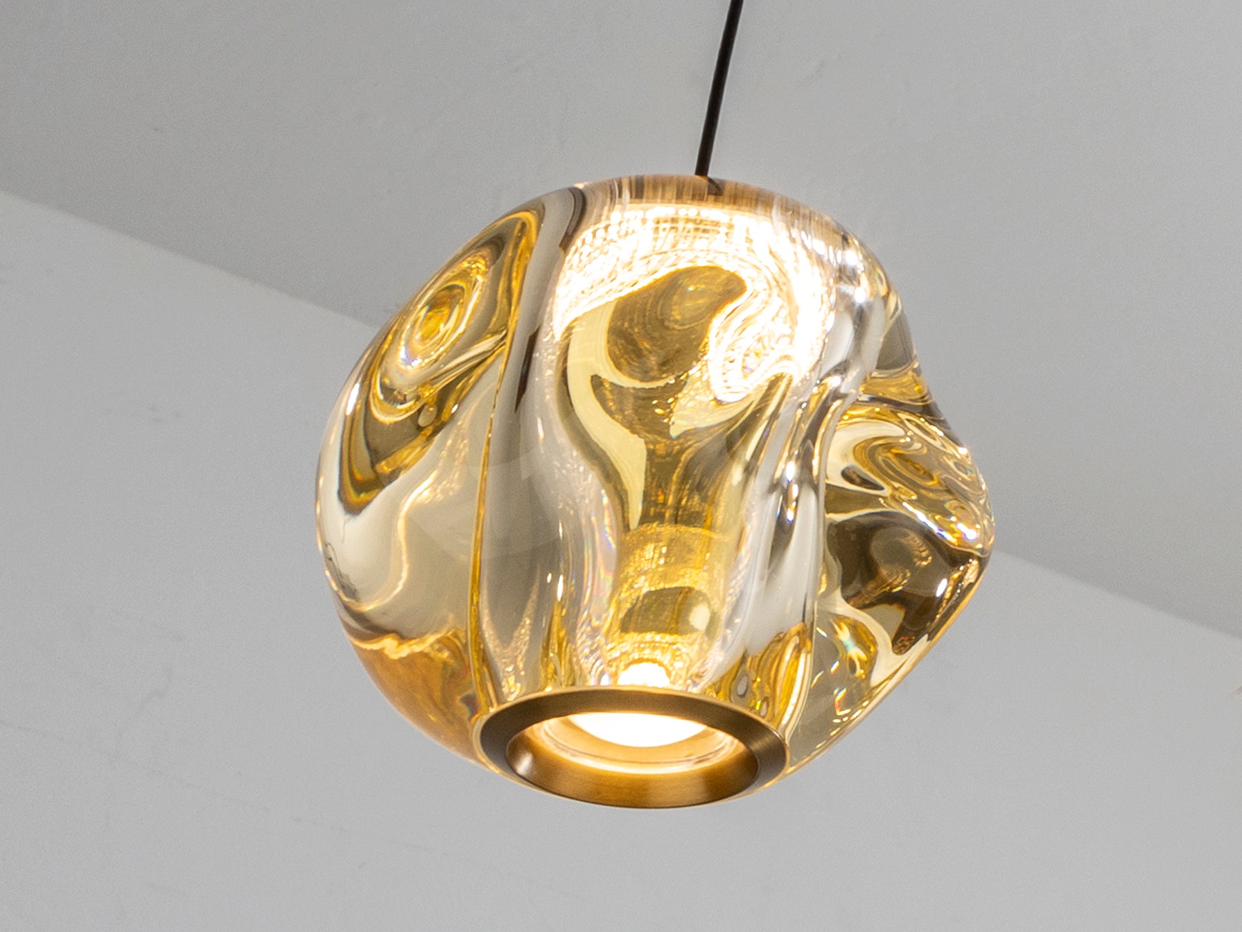 Lámpara Zaria 5 luces Schuller 501989 - Detalle de la elegante combinación de metal negro mate, detalles en bronce y tulipa de acrílico ámbar. Iluminación LED 21W, 1304 lm, 3000K. Incluye driver TRIAC y sistema de regulación de intensidad.
