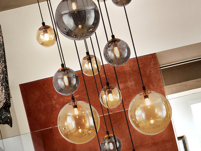 Lámpara de techo Schuller Dark 439015G, negro/latón, 14 luces, cristal ámbar y gris, regulable en altura hasta 500cm.
