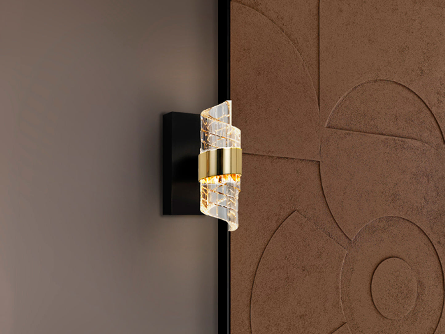 Aplique Moderno Negro y Oro - Schuller Iliada | luzguru.com