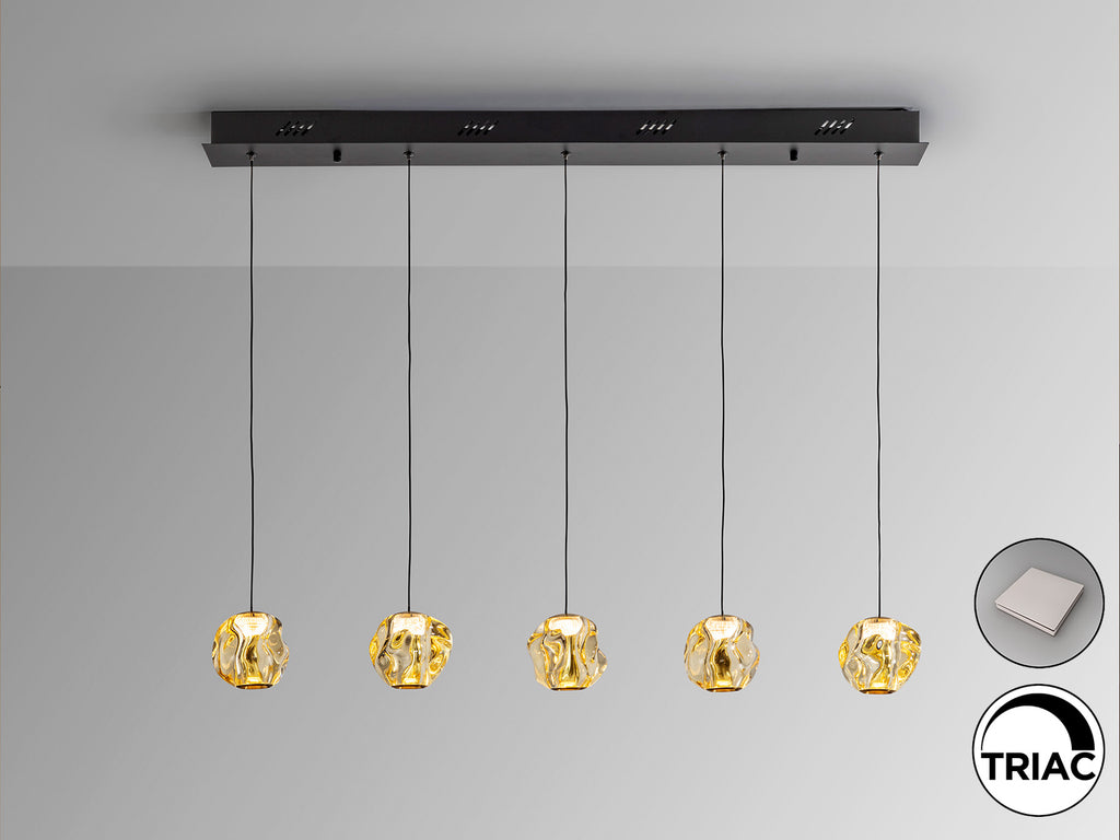 Lámpara Zaria 5 luces Schuller 502528 - Detalle de la elegante lámpara de metal negro mate con detalles en bronce y tulipa ámbar. Iluminación cálida 3000K, 1391 lúmenes, 21W LED.  Luzgurú.

