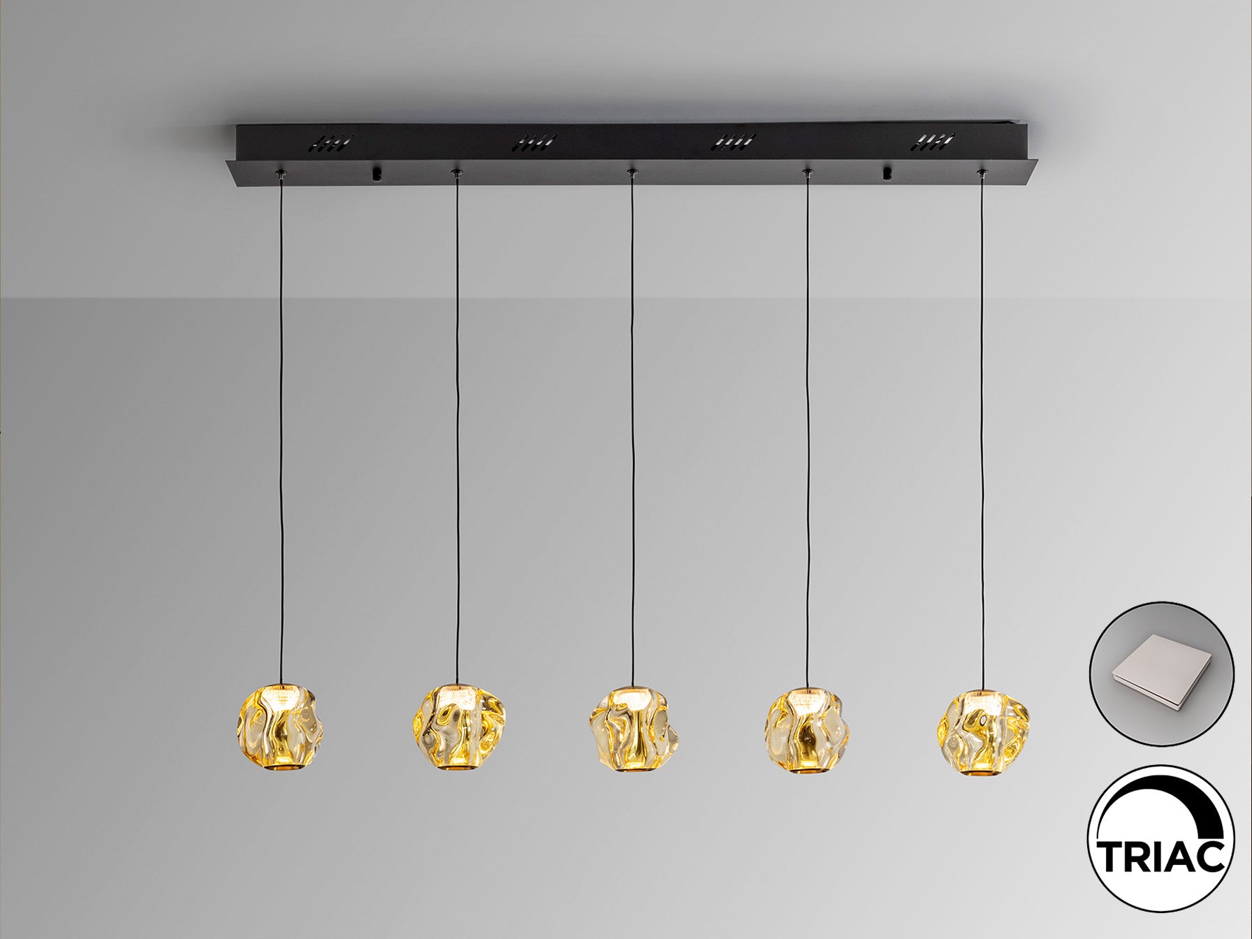 Lámpara Zaria 5 luces Schuller 502528 - Detalle de la elegante lámpara de metal negro mate con detalles en bronce y tulipa ámbar. Iluminación cálida 3000K, 1391 lúmenes, 21W LED.  Luzgurú.
