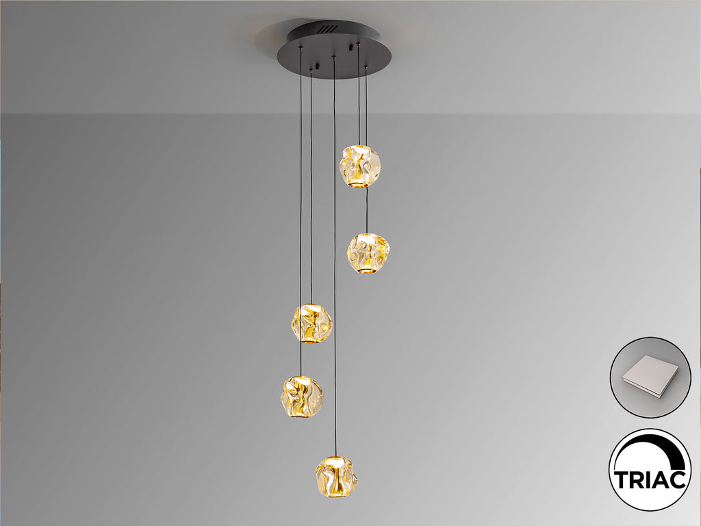 Lámpara Zaria 5 luces Schuller 501989 - Detalle de la elegante combinación de metal negro mate, detalles en bronce y tulipa de acrílico ámbar. Iluminación LED 21W, 1304 lm, 3000K. LuzGurú.
