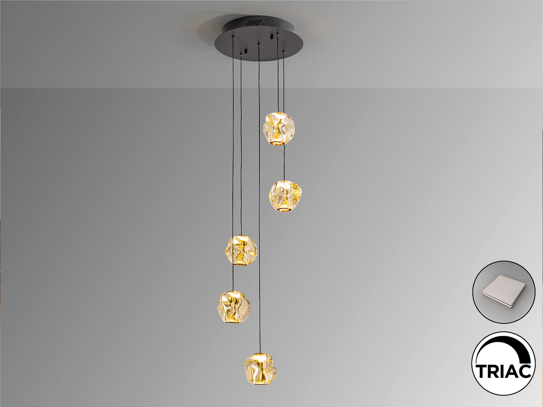 Lámpara Zaria 5 luces Schuller 501989 - Detalle de la elegante combinación de metal negro mate, detalles en bronce y tulipa de acrílico ámbar. Iluminación LED 21W, 1304 lm, 3000K. LuzGurú.
