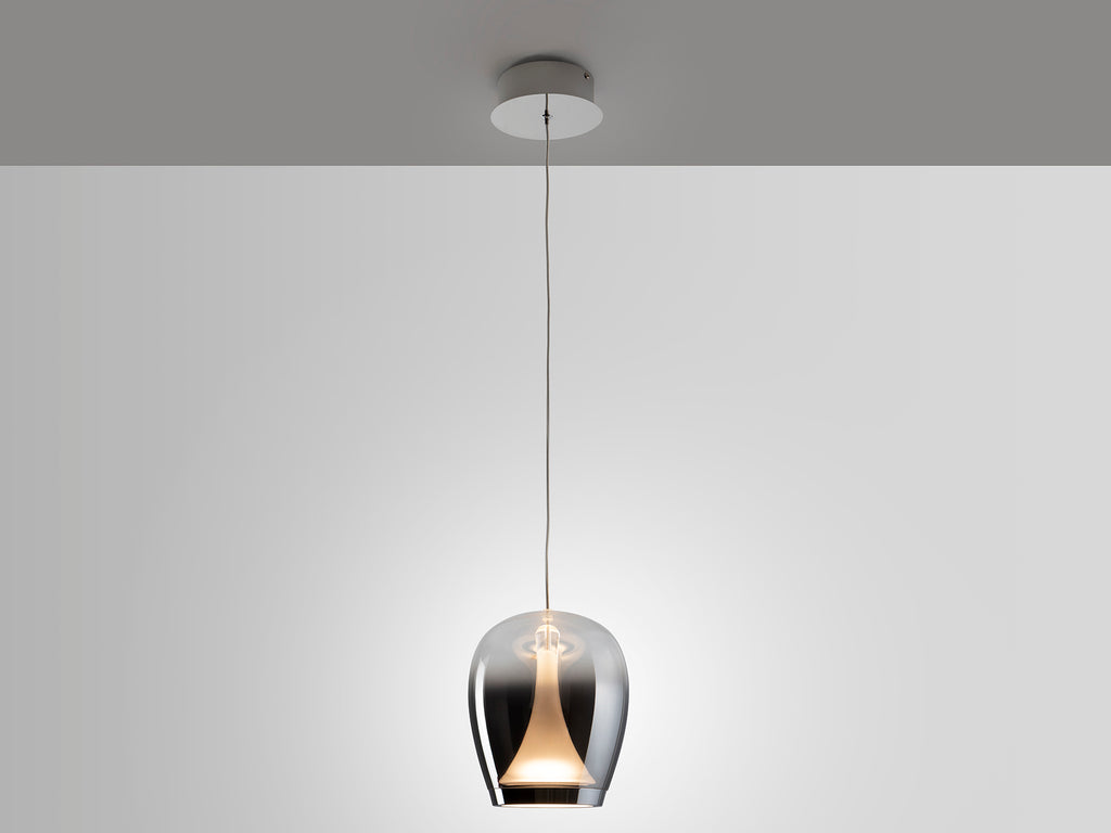 Lámpara Suspiro LED Schuller 724418 - Detalle de la tulipa de cristal soplado smoke degradado y estructura cromada. Iluminación LED regulable en altura (40-160cm), 900lm, 3000K.  Diseño moderno y elegante.
