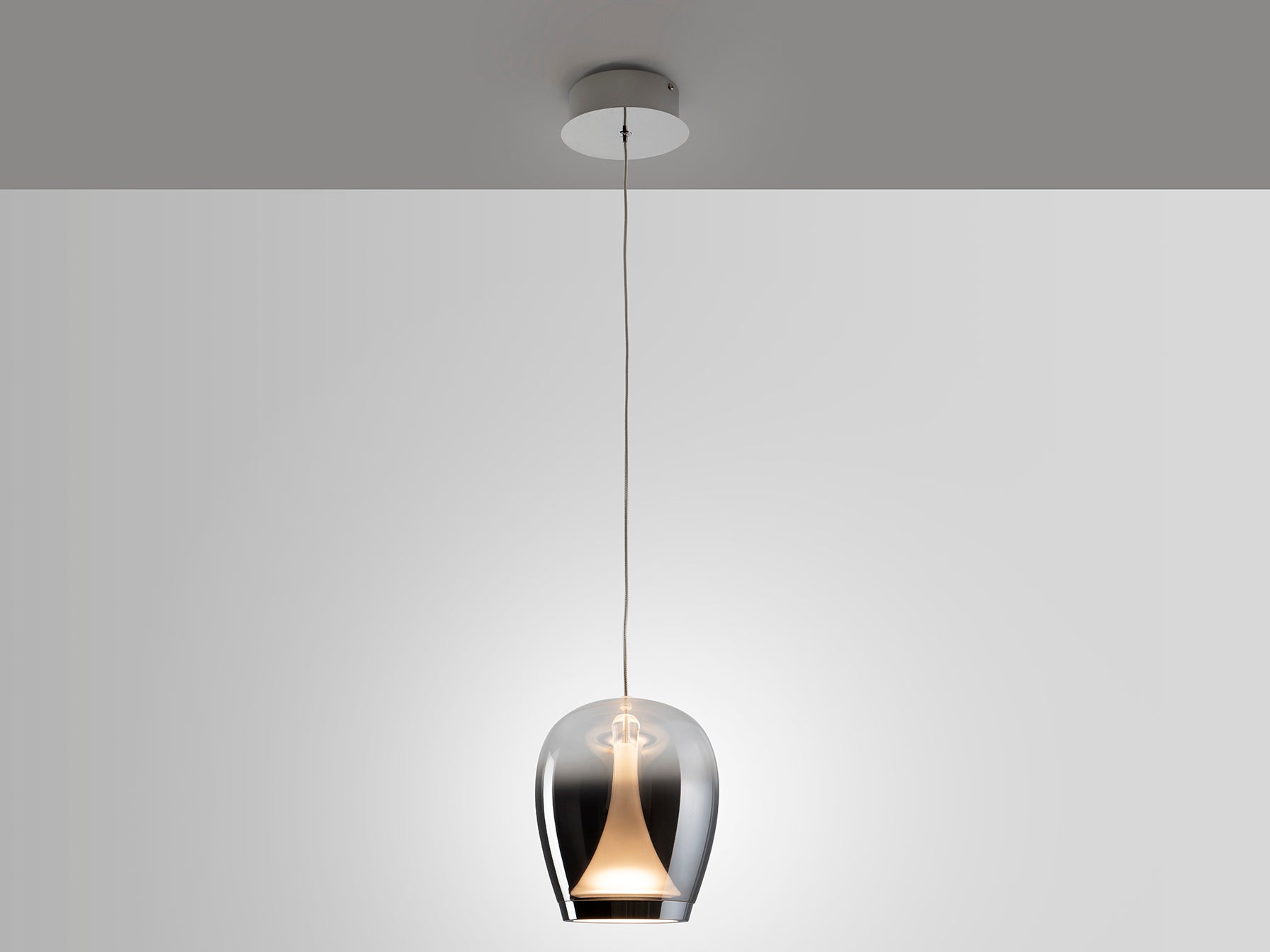 Lámpara Suspiro LED Schuller 724418 - Detalle de la tulipa de cristal soplado smoke degradado y estructura cromada. Iluminación LED regulable en altura (40-160cm), 900lm, 3000K.  Diseño moderno y elegante.
