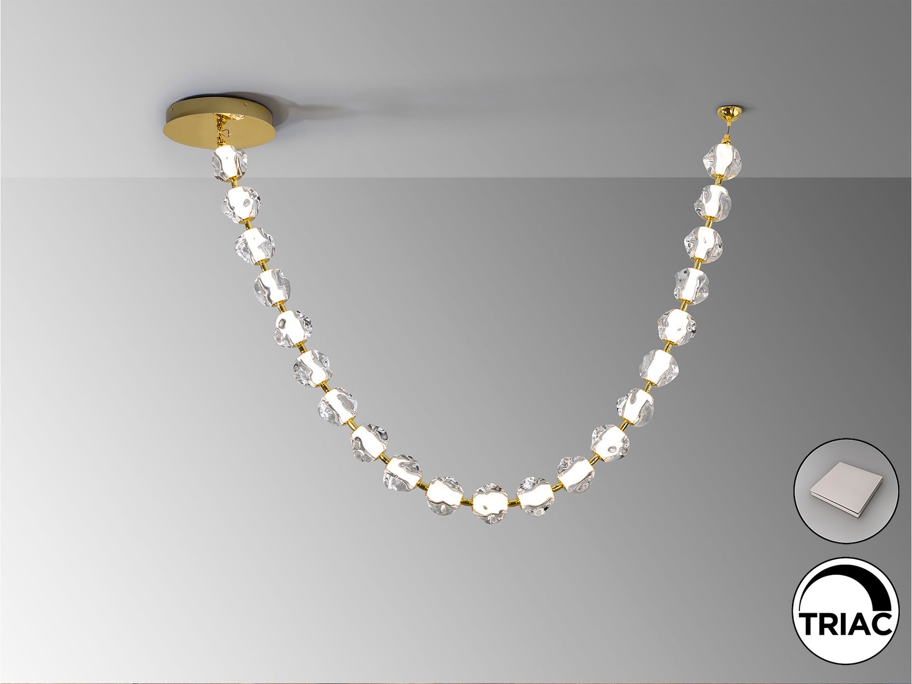Lámpara Zaria II LED de Schuller (Ref. 448796). Detalle de su elegante diseño dorado con 21 tulipas de acrílico transparente. Iluminación de alta gama, 7129 lúmenes, regulable.
