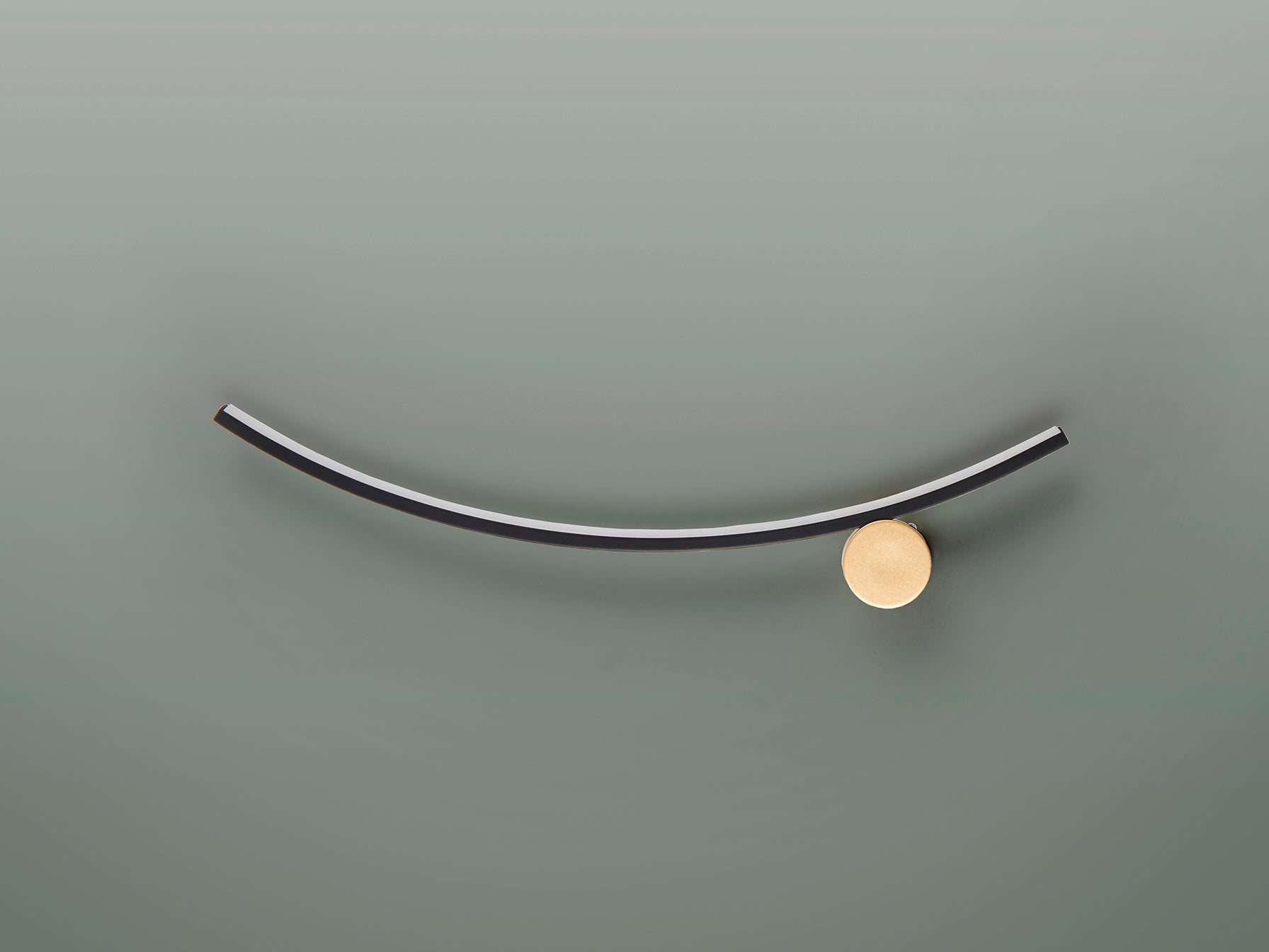 Aplique Moderno Negro y Oro - Schuller Smile | luzguru.com