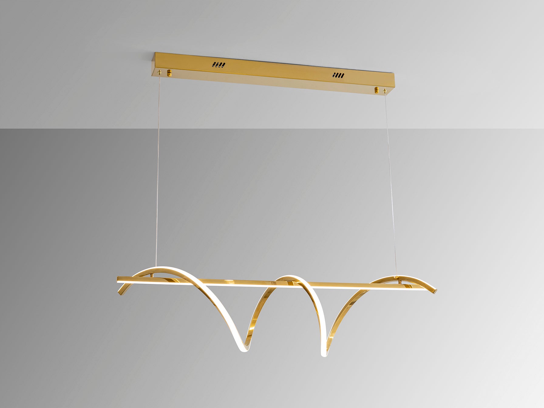 Detalle de la lámpara Asure Oro regulable Schuller (Ref. 601832), mostrando su acabado en acero inoxidable oro brillo y difusor de silicona opal.  Iluminación LED regulable.
