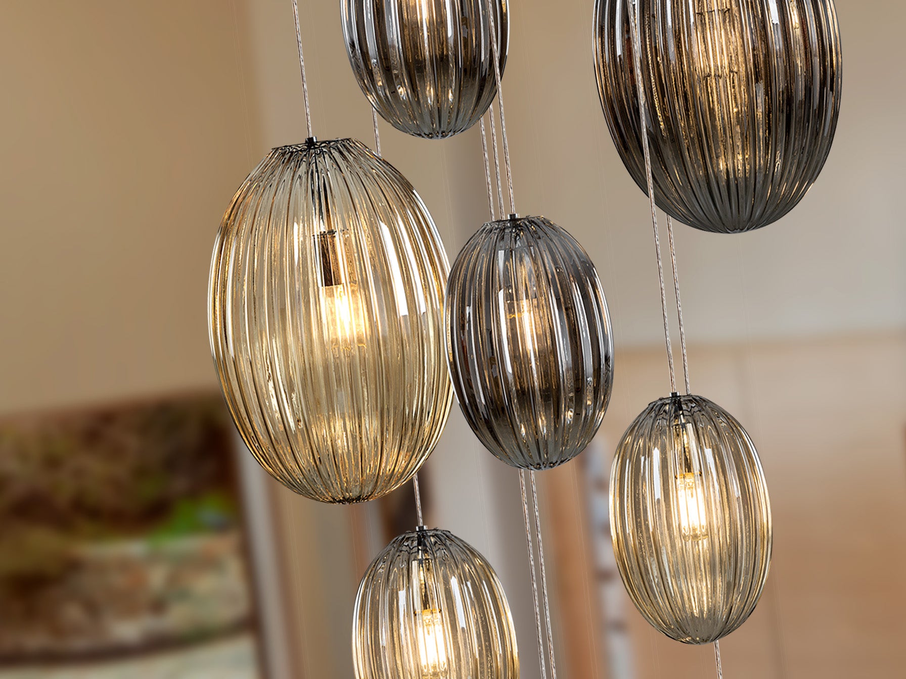 Lámpara Ovila 13 luces Schuller 752459G - Detalle de la lámpara colgante de metal cromado con tulipas de cristal coñac y gris smoke espejado.  Altura regulable 150-500cm.  Iluminación elegante y sofisticada.
