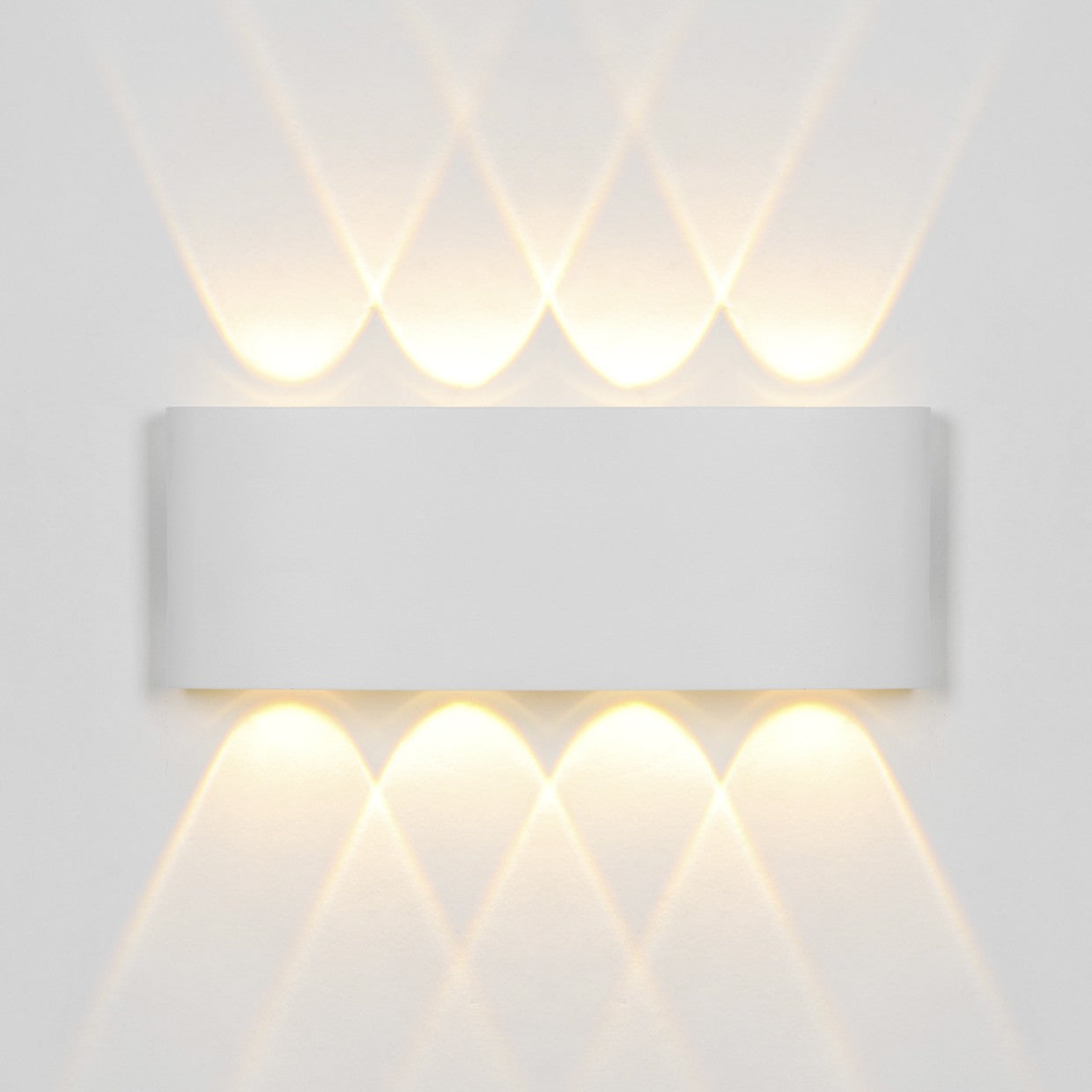 Aplique exterior King blanco instalado en fachada exterior - Ambiente nocturno