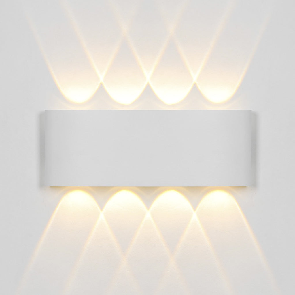 Aplique exterior King blanco en contexto de jardín exterior