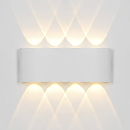 Aplique exterior King blanco en contexto de jardín exterior