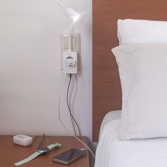 Flexo USB ANT blanco instalado en escritorio - Ambiente de oficina