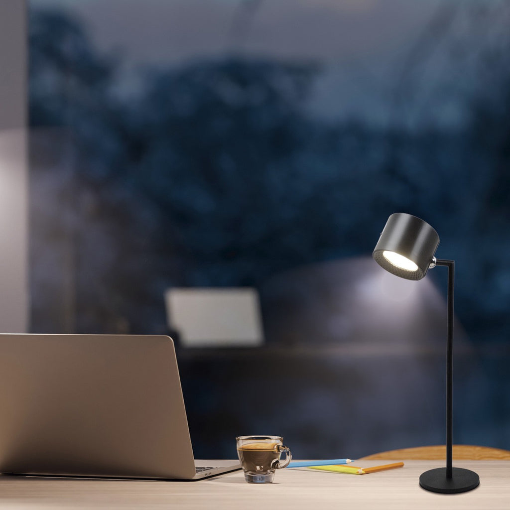 Lámpara LoJan negro en modo flexo sobre escritorio - Ambiente de trabajo