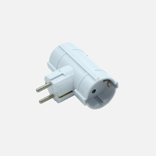 Adaptador Eléctrico 2 Tomas Schuko 16A 230V Blanco Protección Infantil Fabrilamp instalada en ambiente decorativo de salón o dormitorio | Fabrilamp / Abrila