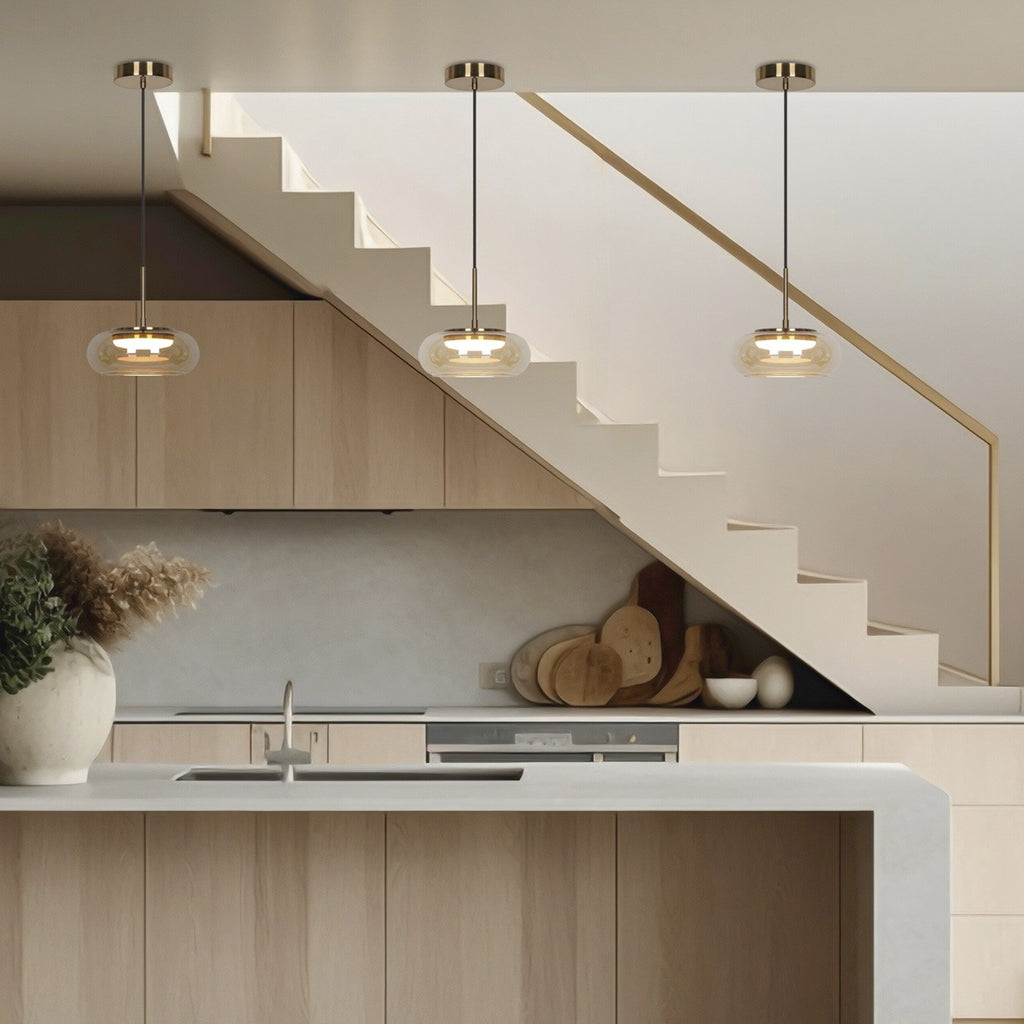 Colgante Cité oro ámbar instalado en ambiente comedor moderno