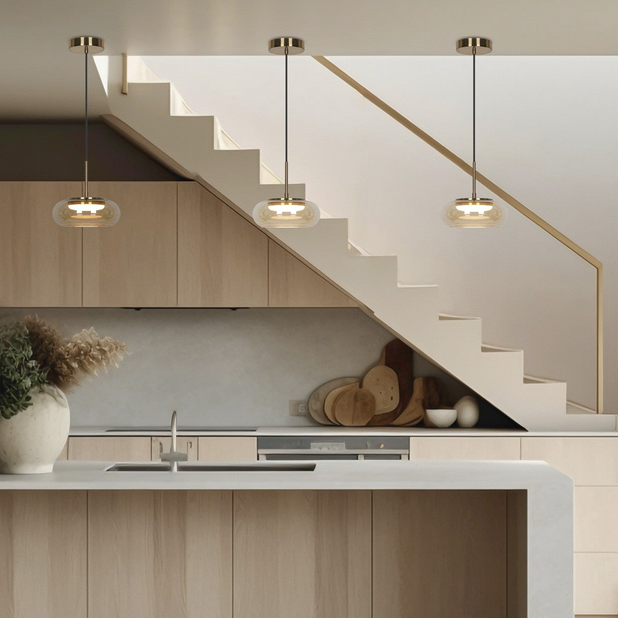 Colgante Cité oro ámbar instalado en ambiente comedor moderno