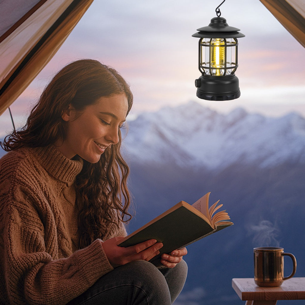 Lámpara Gaby negro colocada en mesa exterior - Ambiente de uso