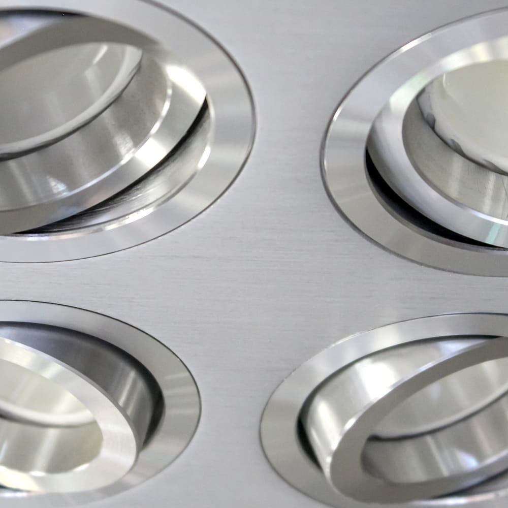 Iluminación moderna y discreta ideal para pasillos