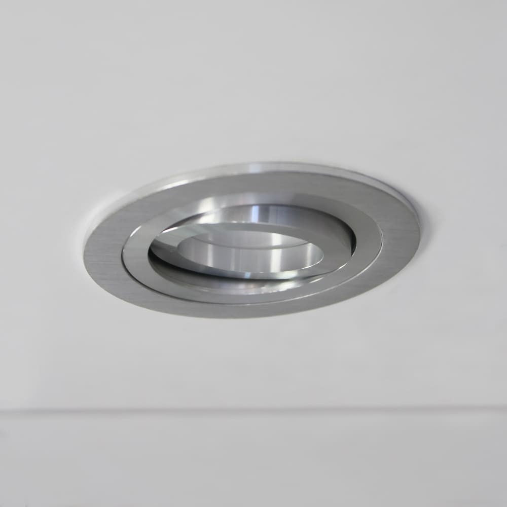 Iluminación discreta y orientable ideal para salones
