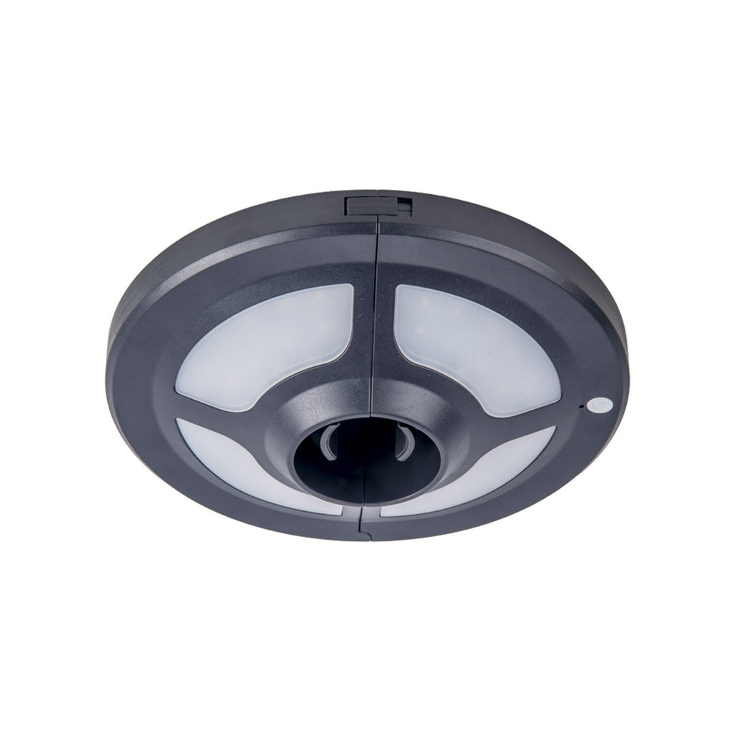 Luz LED para sombrilla Lacos en contexto de jardín exterior