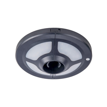 Luz LED para sombrilla Lacos en contexto de jardín exterior