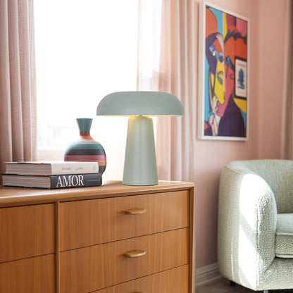 Lámpara Idea verde instalada en mesita de salón - Ambiente decorado