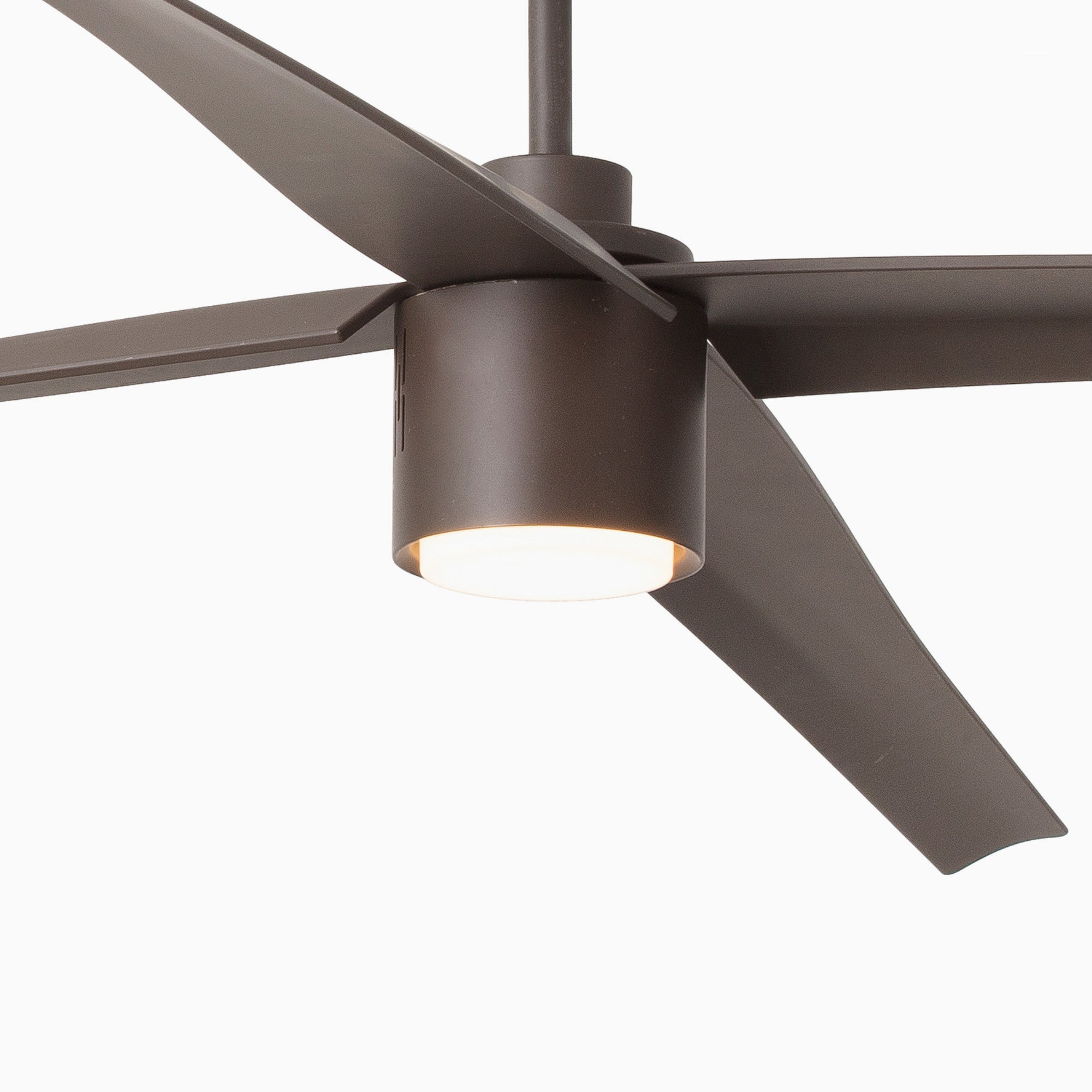 Ventilador de techo LED ATTOS XXL FARO serie 3326 en color marrón, referencia 33495 de Luzguru para ventilación eficiente