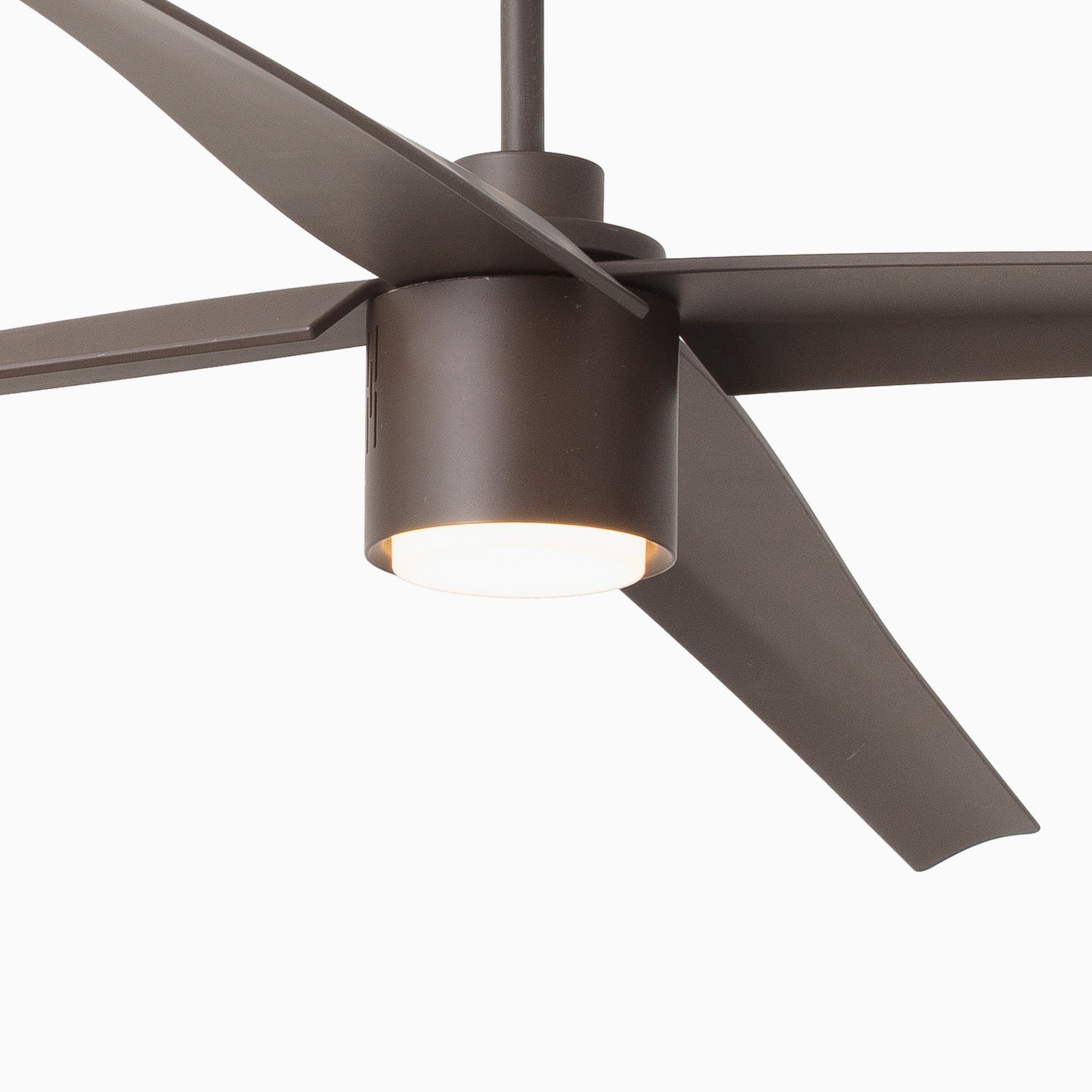 Ventilador de techo LED ATTOS XXL FARO Serie 3326 en color marrón, ref. 33495 de LUZGURU, ventilación potente y diseño moderno.