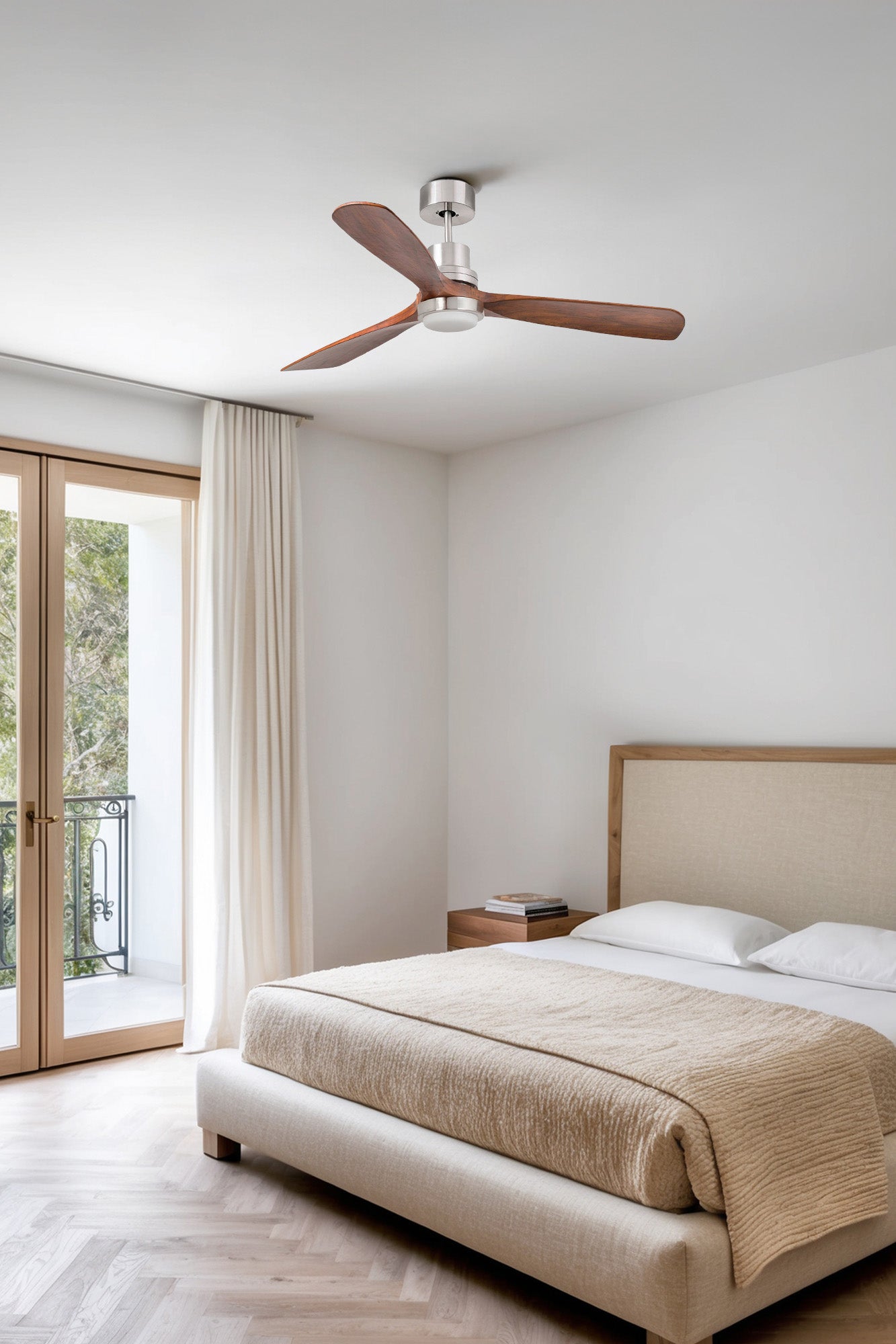 Ventilador de techo LED FARO Lantau diseño moderno, motor DC silencioso con luces integradas, acabado en nogal y níquel mate para interiores