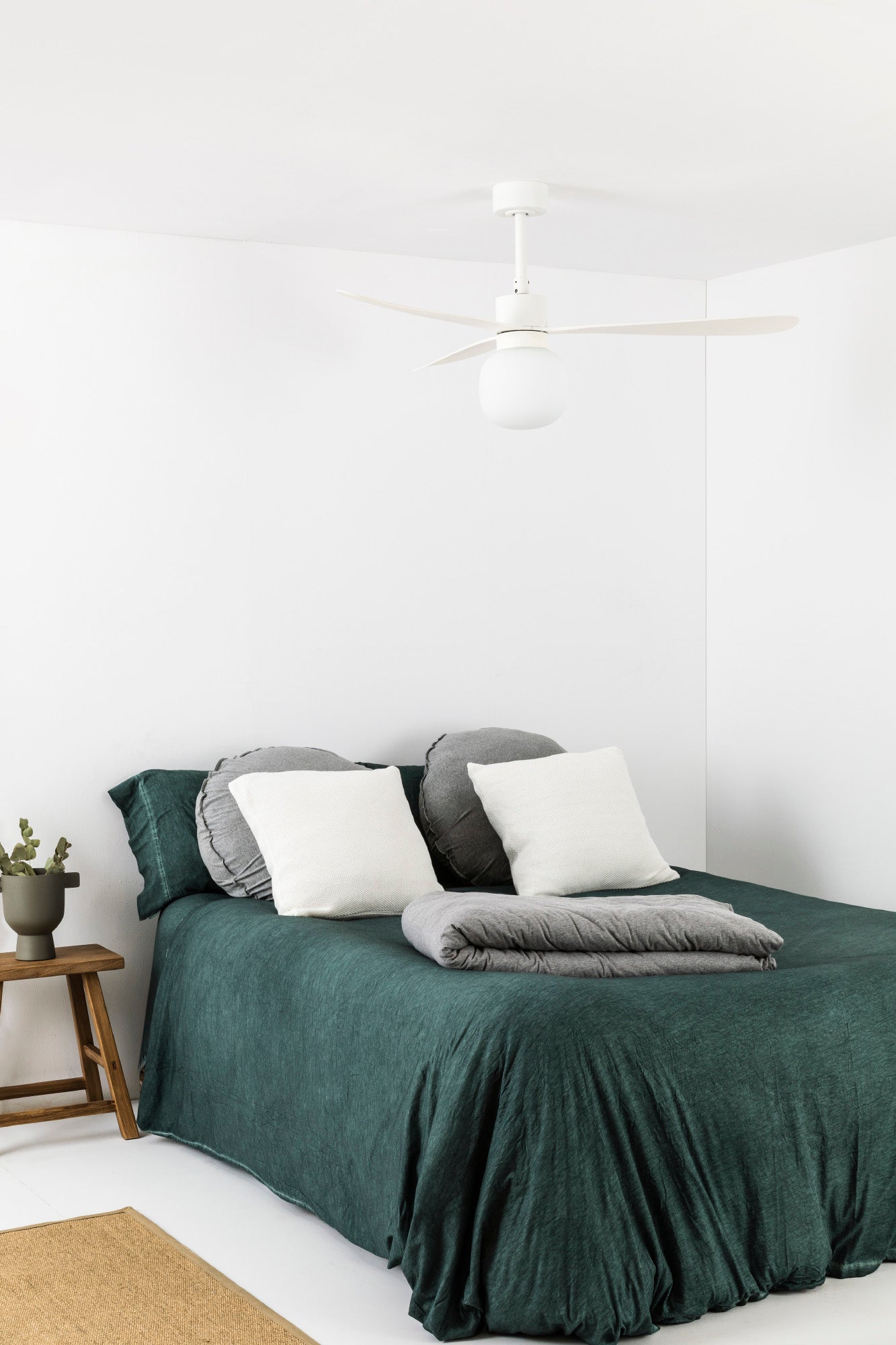 Ventilador de techo LED moderno FARO Serie 3328, diseño blanco mate con 3 aspas ABS y acero, luz integrada 2700K opal, 6 velocidades DC, IP20 para ventilación eficiente.